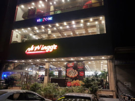 Mr Wingg'z مسٹر ونگز outside