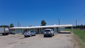 Ty's Liquor And Beer outside