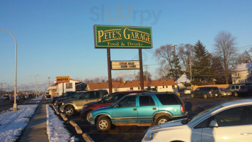 Pete's Garage outside