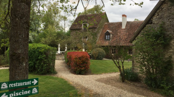 Du Moulin De Chameron outside