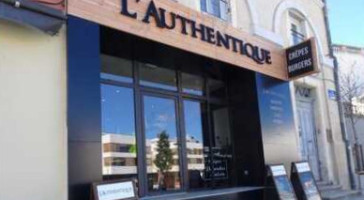 Burger L'authentique outside