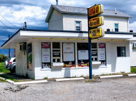 Earl's Dairy Whip outside