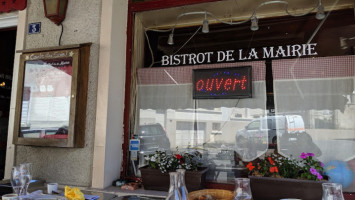 Le Bistrot De La Mairie inside