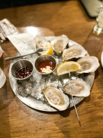 Hank's Oyster Bar food