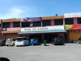 Kak Su Laksa outside