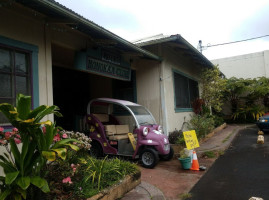 Honokaʻa Public House outside