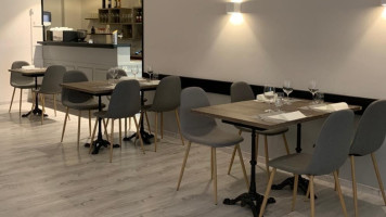 Moderne Trattoria Du Bourg food