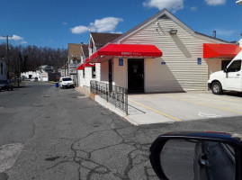 Chmura's Bakery outside