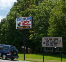 Yadkin Dairy Freeze outside