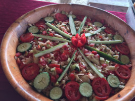 Tout Le Monde à Table food