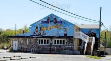 Skipjack's Crab Deck outside