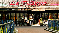 Le Filippo outside