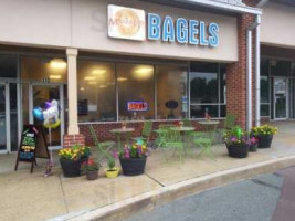 Mamalus Bagel Shop outside