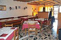 Pizzeria Da Ugo inside