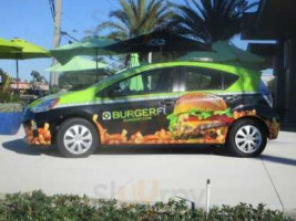 Burgerfi outside