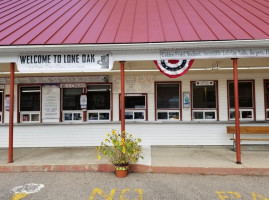 Lone Oak Ice Cream outside