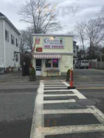 Captain Dusty's Ice Cream outside