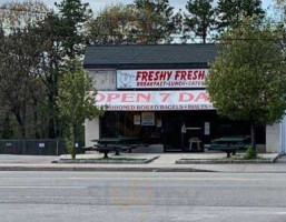 Freshy Fresh Bagels outside