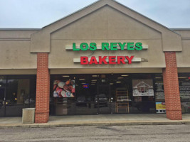 Los Reyes Bakery outside