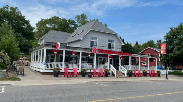 Boston Pizza outside