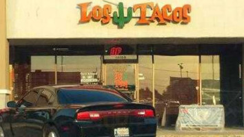 Los Tacos outside
