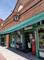 Cinnamon Bear Country Store outside