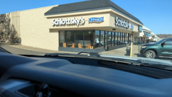 Schlotzsky's outside