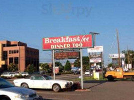 Breakfast Inn/dinner Too outside