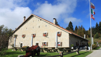 La Pinte de la Petite-Joux, outside