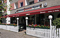 Pizzeria Yasmin outside