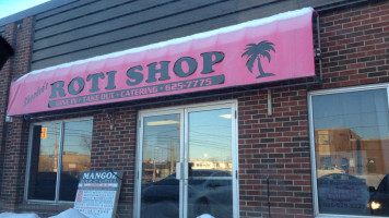 Shandra's Roti Shop outside