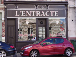 L'entracte outside