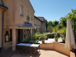 L'auberge Du Pastel Logis Hôtels inside