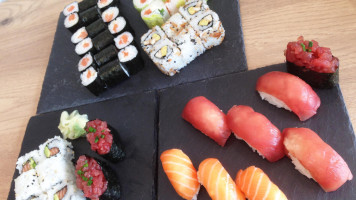 Lady Sushi Castelnau food