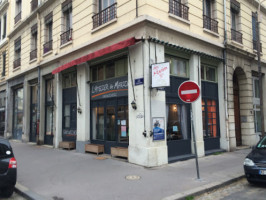 Marion Nicoli outside