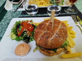 La Cascade Sous Les Platanes food