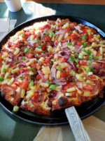 Round Table Pizza food