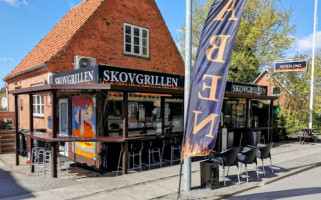 Skovgrillen outside