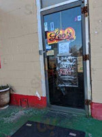 Leo's Barbeque outside