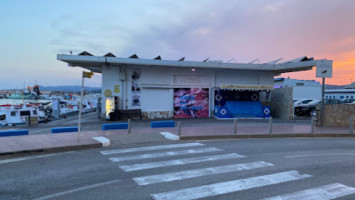 Calasu Palamos outside