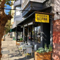 Pizzeria Delfina outside