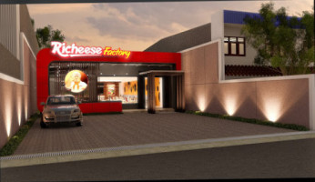 Richeese Factory Pahlawan food