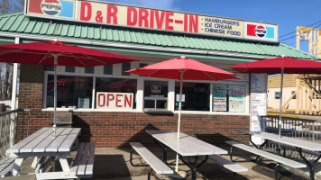 D & R Drive-In inside