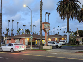 Beach Break Cafe outside