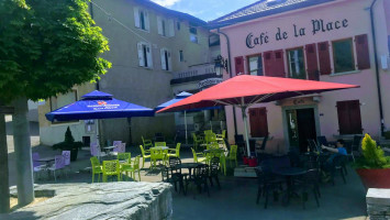 Cafe De La Place outside