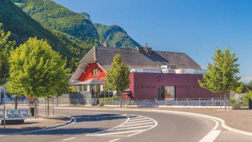 Le Manoir De La Famille Urso outside