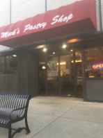 Meek's Pastry Shop outside