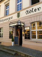 Schwarzer Adler outside