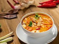 Zia Amanda Tomyam food