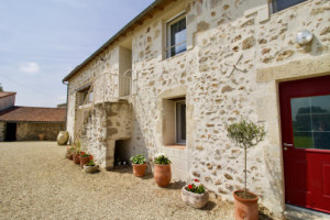 Relais du Chapeau Rouge inside